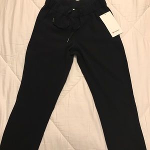 NWT - LuluLemon Woven On the Fly Crop - Black